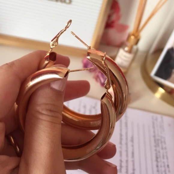 Blogger Fav | Super Chic Retro Gold Hoop Earrings - Picture 6 of 7